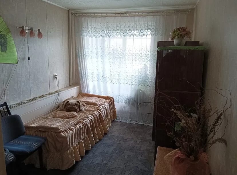 Кімната не прохідна в 4 кімнатній квартирі