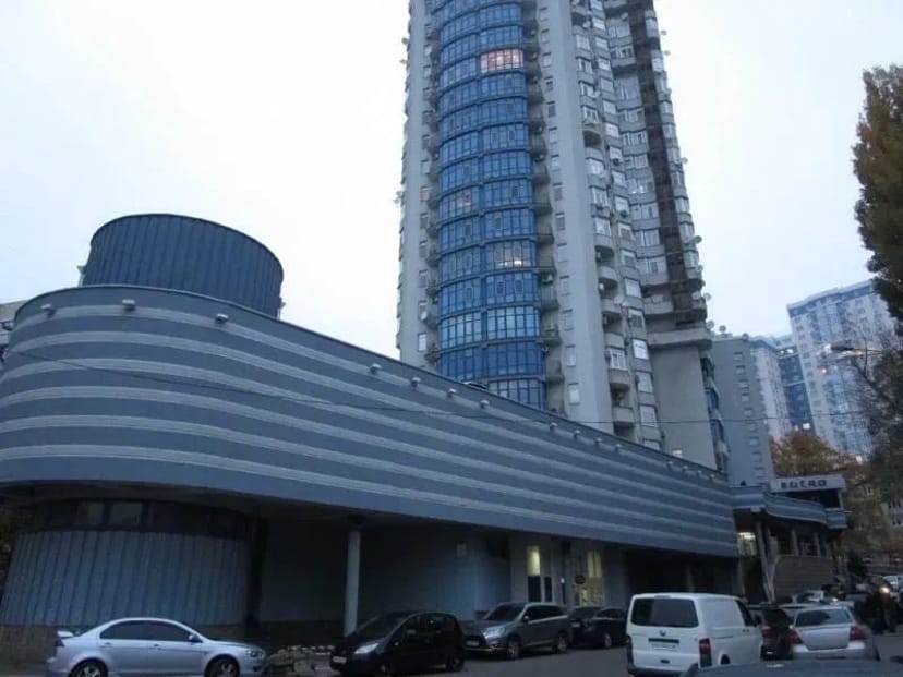 Місце в підземному паркінгу на 2 авто