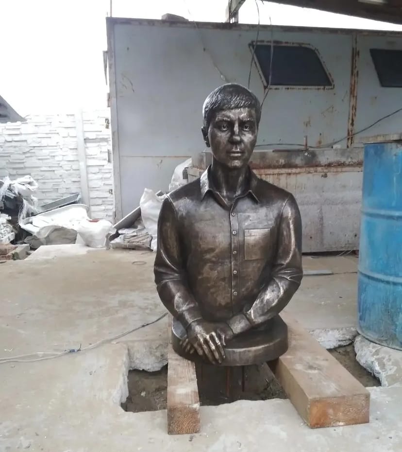 Надгробна скульптура, портети, бюсти, пам'ятники з бронзи,рамора, склопластику