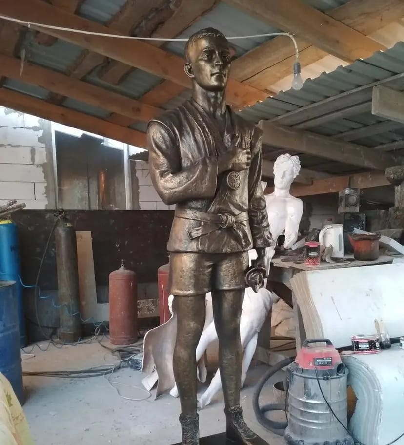 Надгробна скульптура, портети, бюсти, пам'ятники з бронзи,рамора, склопластику