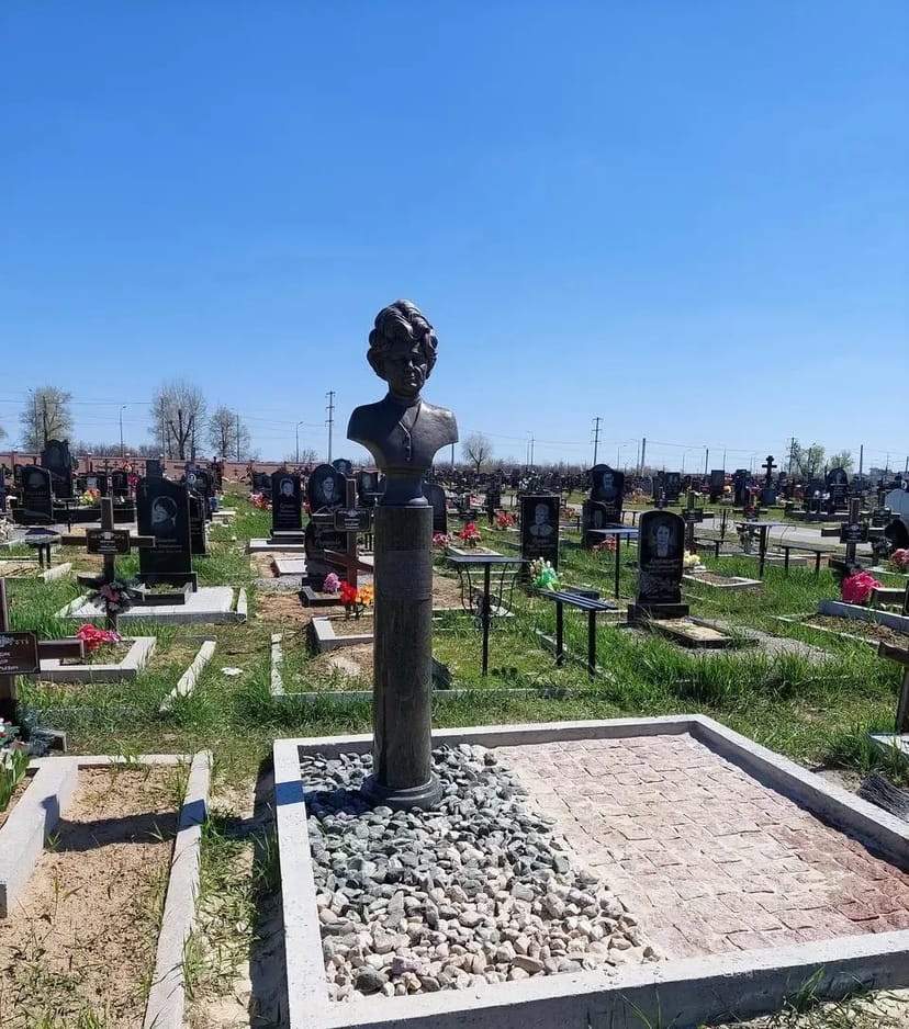 Надгробна скульптура, портети, бюсти, пам'ятники з бронзи,рамора, склопластику