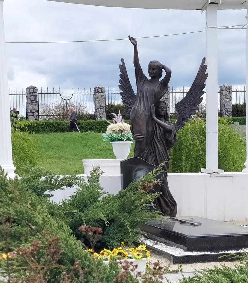 Надгробна скульптура, портети, бюсти, пам'ятники з бронзи,рамора, склопластику