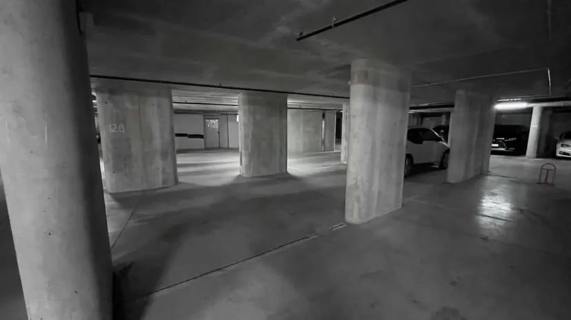Автостоянка в підземному паркінгу