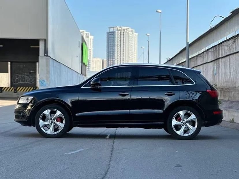 114 Позашляховик без водія Audi Q5-Quattro