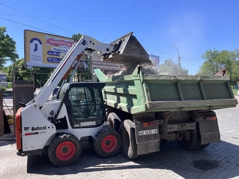Міні бобкат bobcat екскаватор планування вивезення навантаження сміття