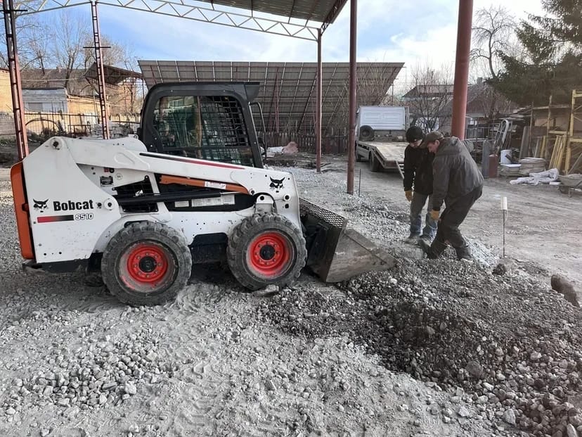 Міні бобкат bobcat екскаватор планування вивезення навантаження сміття
