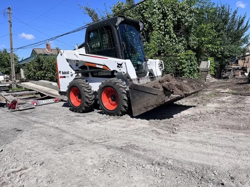 Міні бобкат bobcat екскаватор планування вивезення навантаження сміття