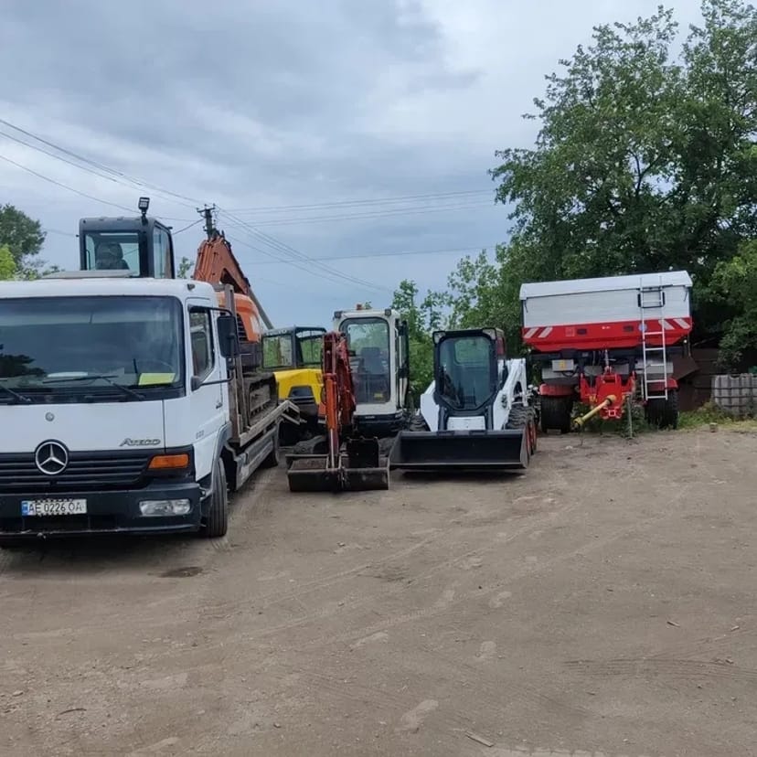 Міні бобкат bobcat екскаватор планування вивезення навантаження сміття