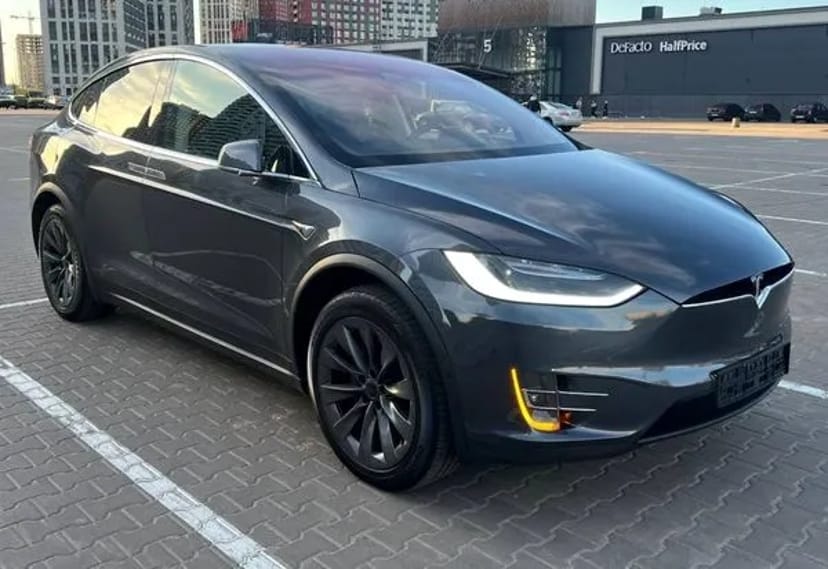287 Tesla Model X сіра без водія у Києві