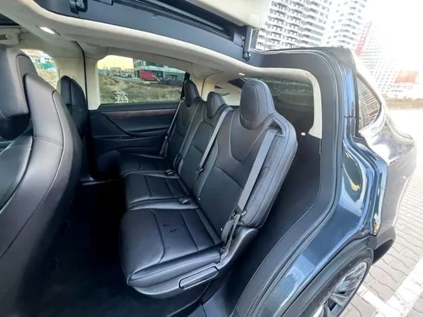 287 Tesla Model X сіра без водія у Києві