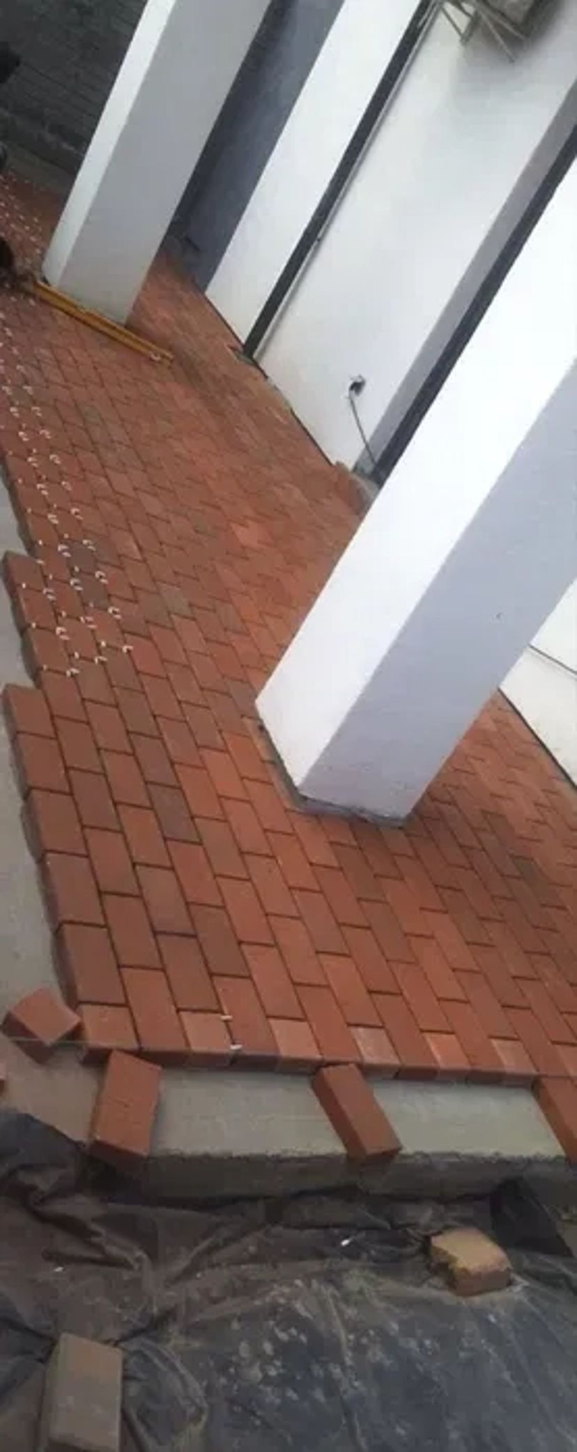 Укладання тротуарної плитки, борту, укладка бруківки.