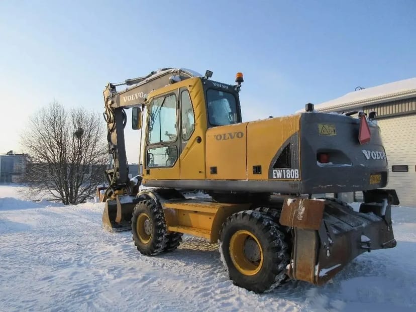 Екскаватор повно поворотнний колісний VOLVO-180, ківш 1 куб (додатковий планувальний ківш)
