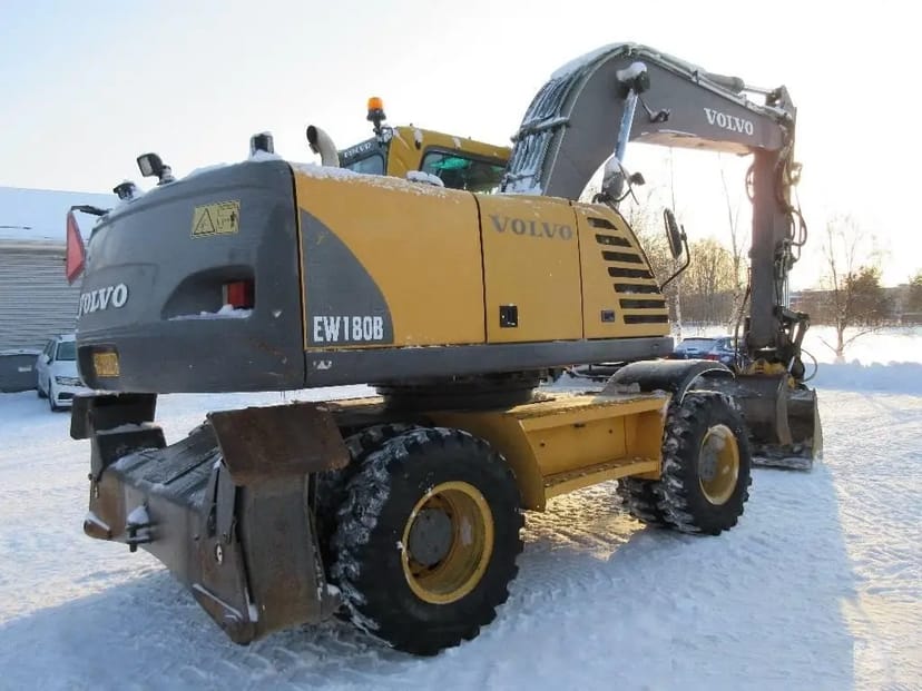 Екскаватор повно поворотнний колісний VOLVO-180, ківш 1 куб (додатковий планувальний ківш)