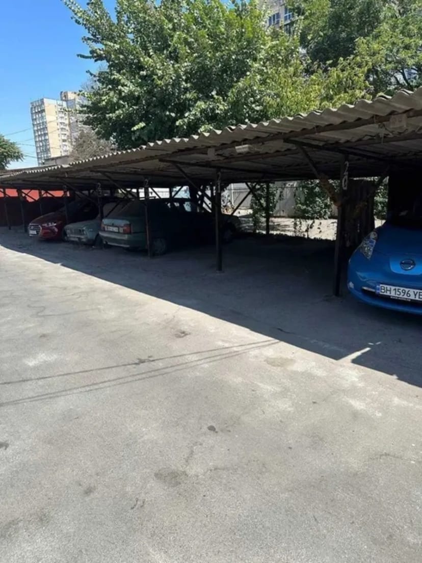 Паркомісце на охоронюваній автостоянці «ВІКТОРІЯ-1»