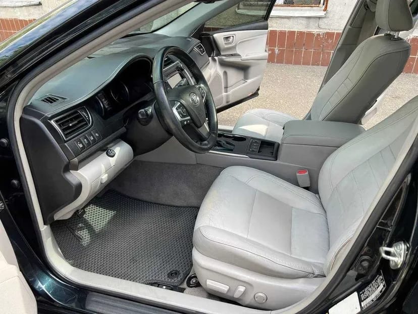Toyota Camry Гібрид з Ліцензією
