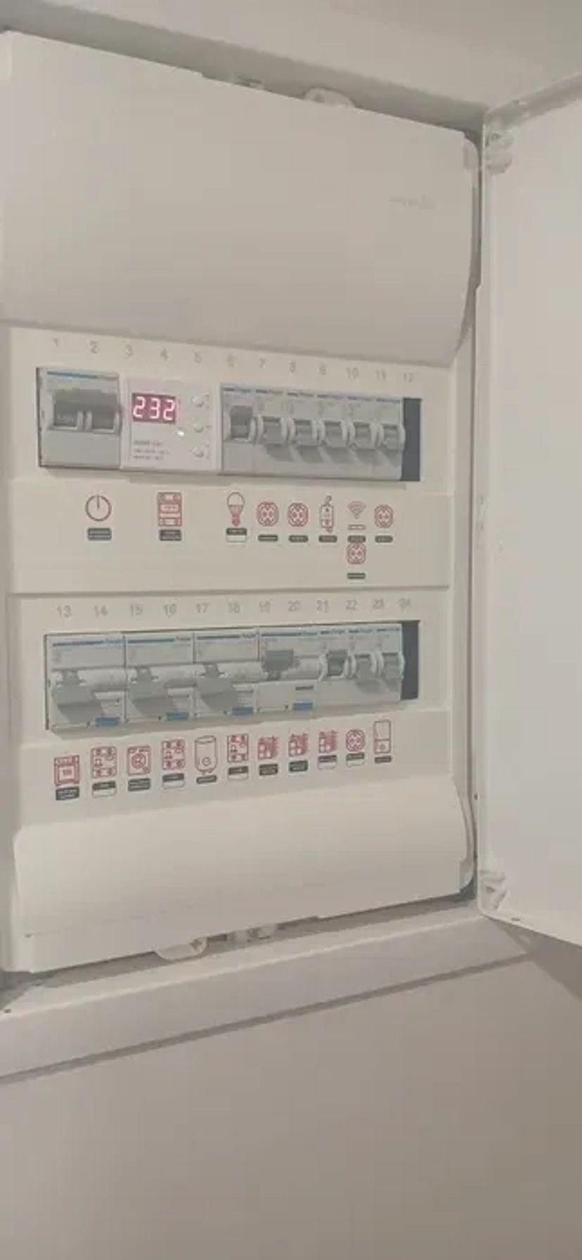 Якісні роботи від досвідченого електрика. По всіх деталях телефонуйте.