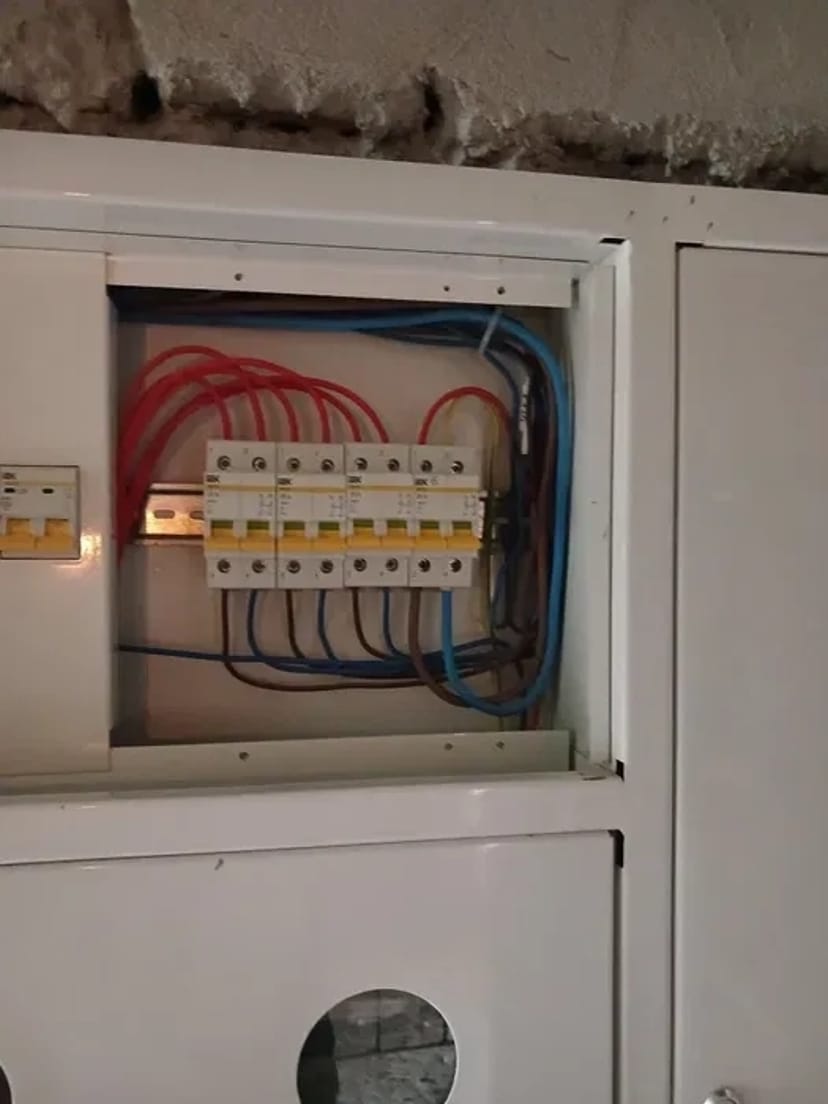 Якісні роботи від досвідченого електрика. По всіх деталях телефонуйте.