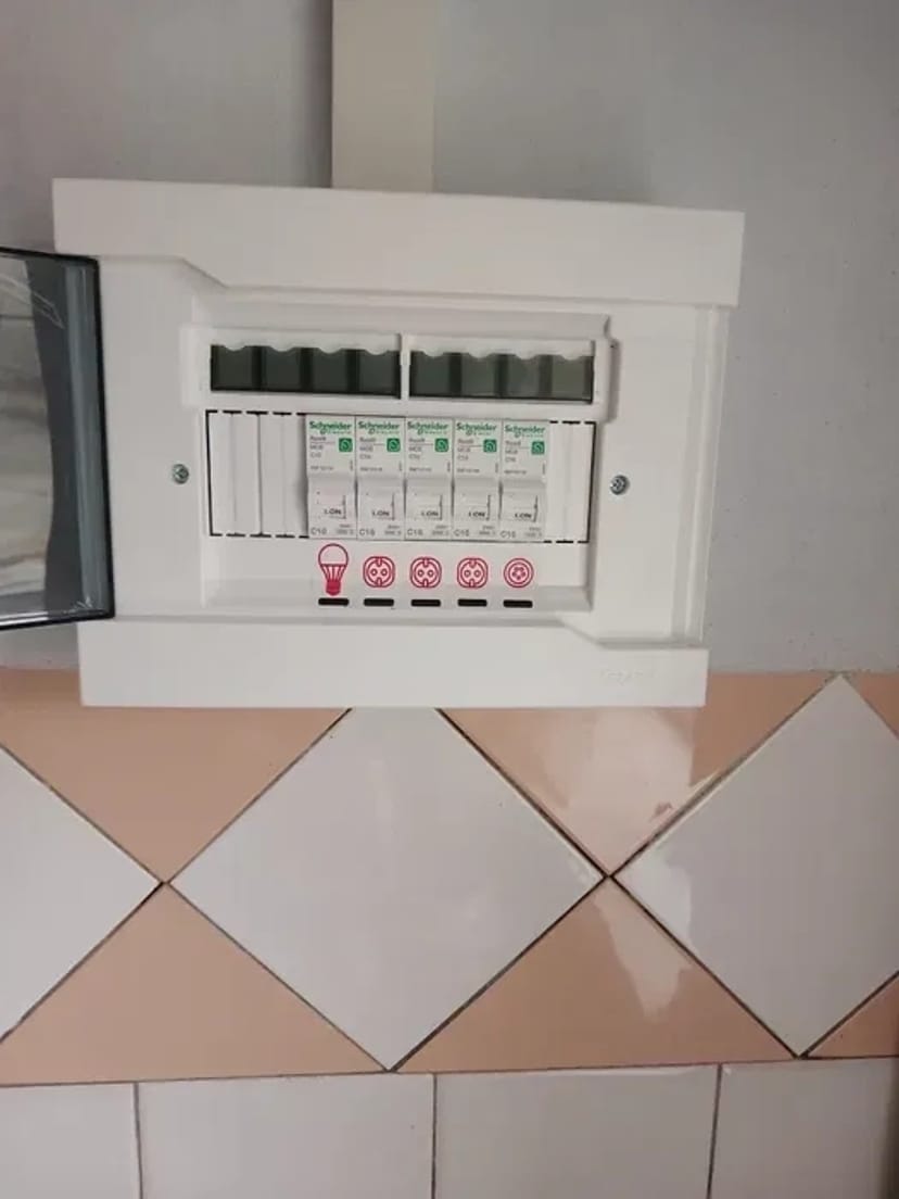 Якісні роботи від досвідченого електрика. По всіх деталях телефонуйте.