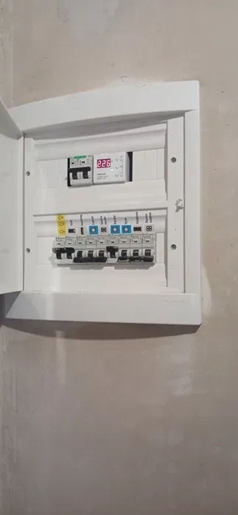 Якісні роботи від досвідченого електрика. По всіх деталях телефонуйте.