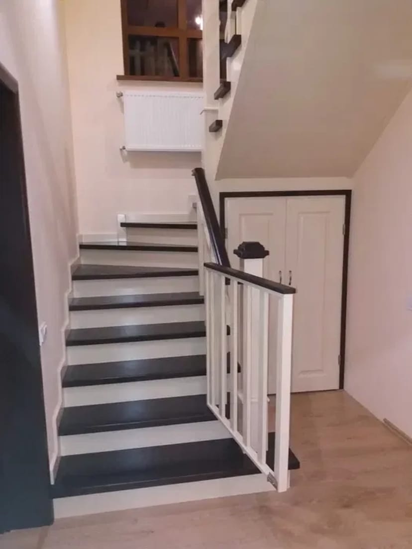 Виготовлення сходів з масиву дерева • монтаж • реставрація.