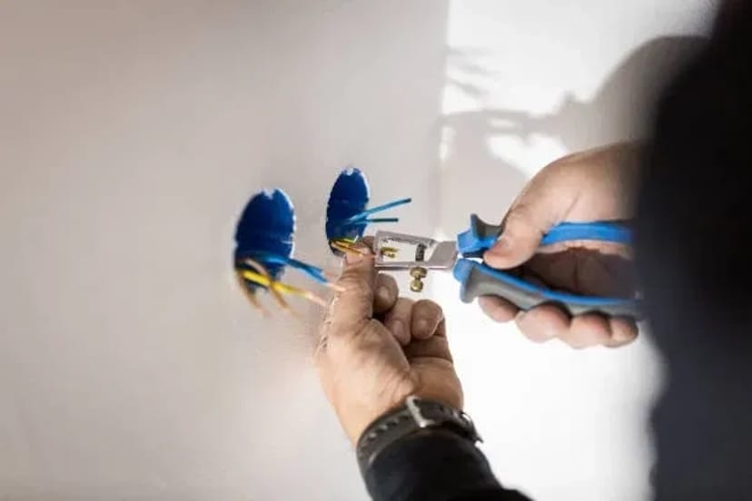 Послуги електрика! Усі види робіт: від розеток до повної заміни проводки.