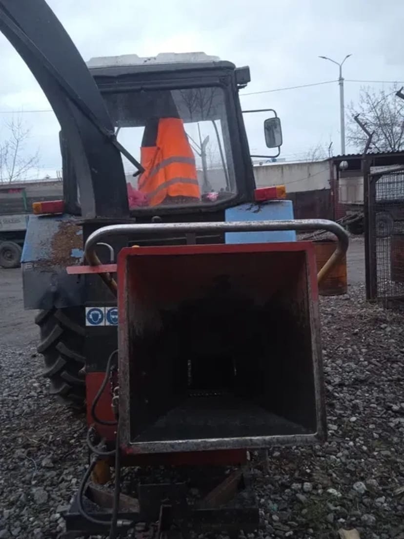 Надання трактора з щепорізом для розчищення ділянок від чагарників
