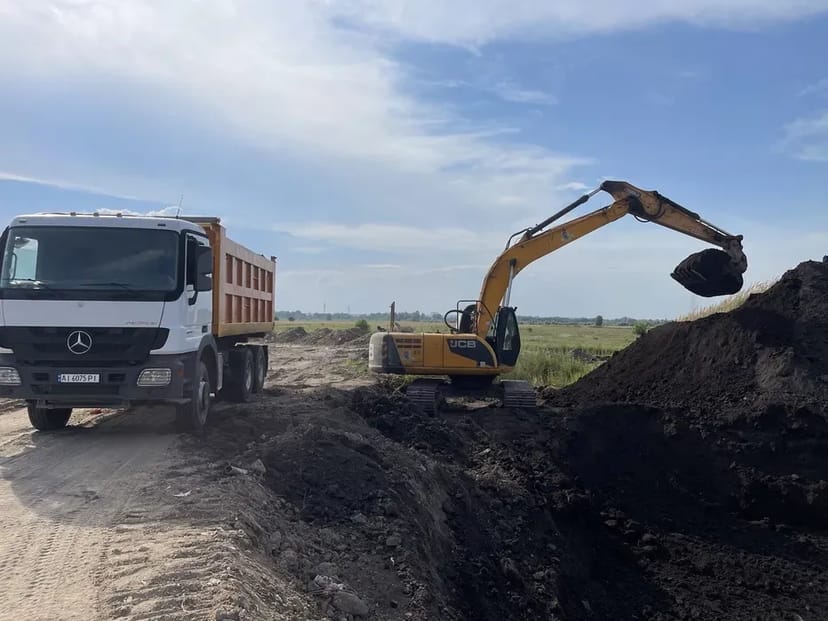 Чорнозем. Родючий грунт. Підсипка участків