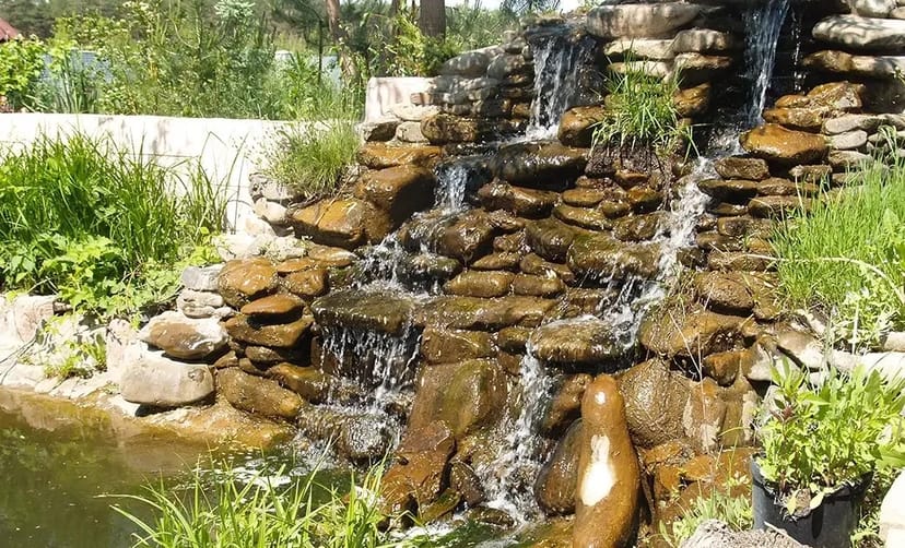 Водоспад заввишки приблизно 2,5 метра та завширшки приблизно 3,5 метра