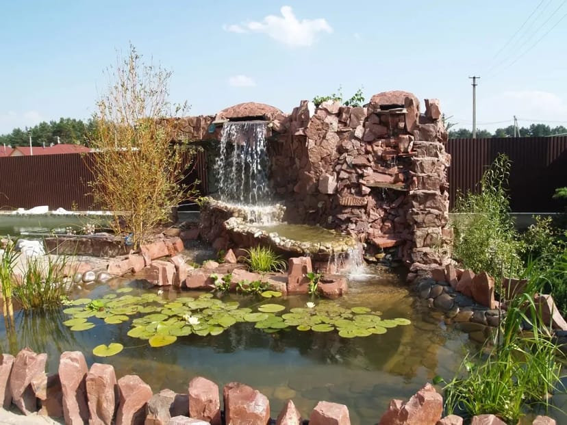 Водоспад заввишки приблизно 2,5 метра та завширшки приблизно 3,5 метра