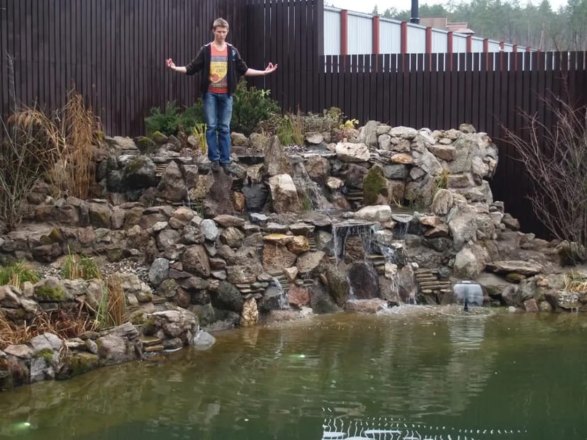 Водоспад заввишки приблизно 2,5 метра та завширшки приблизно 3,5 метра