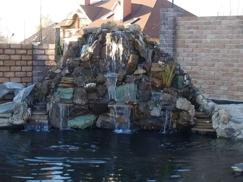 Водоспад заввишки приблизно 2,5 метра та завширшки приблизно 3,5 метра