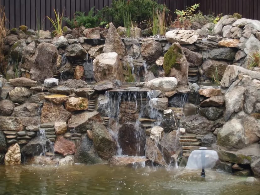 Водоспад заввишки приблизно 2,5 метра та завширшки приблизно 3,5 метра