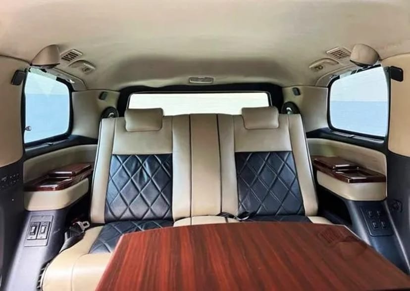 346 Броньований джип без водія Toyota Sequoia біла