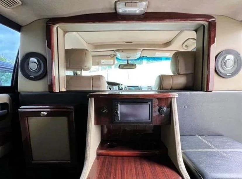 346 Броньований джип без водія Toyota Sequoia біла