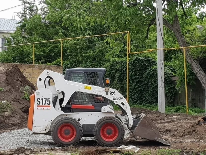 Міні-навантажувача Bobcat, ківш, бур, траншеєкопувач, вил