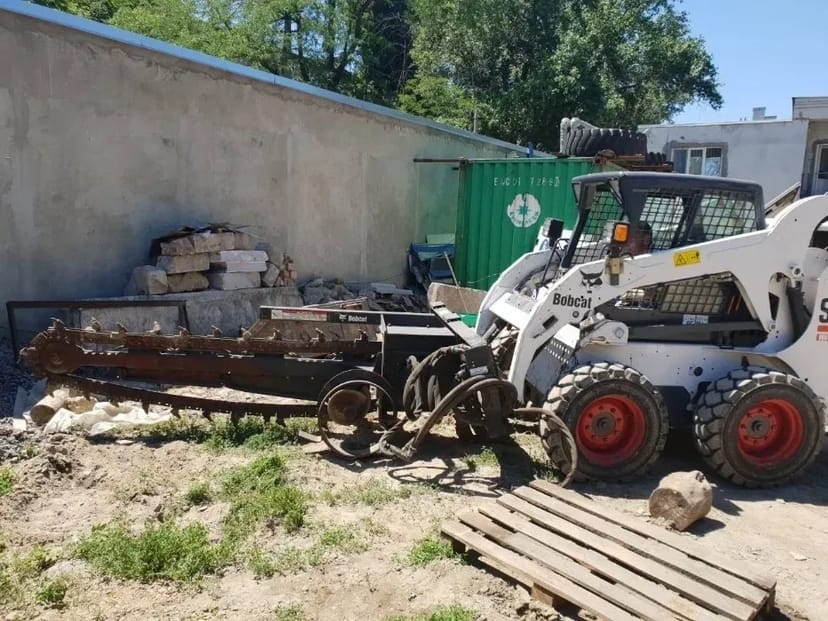 Міні-навантажувача Bobcat, ківш, бур, траншеєкопувач, вил
