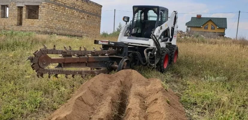 Міні-навантажувача Bobcat, ківш, бур, траншеєкопувач, вил