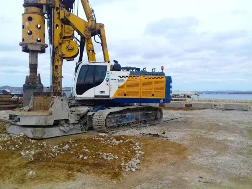 Бурова установка BG-40 на базовому шасі BS 100B