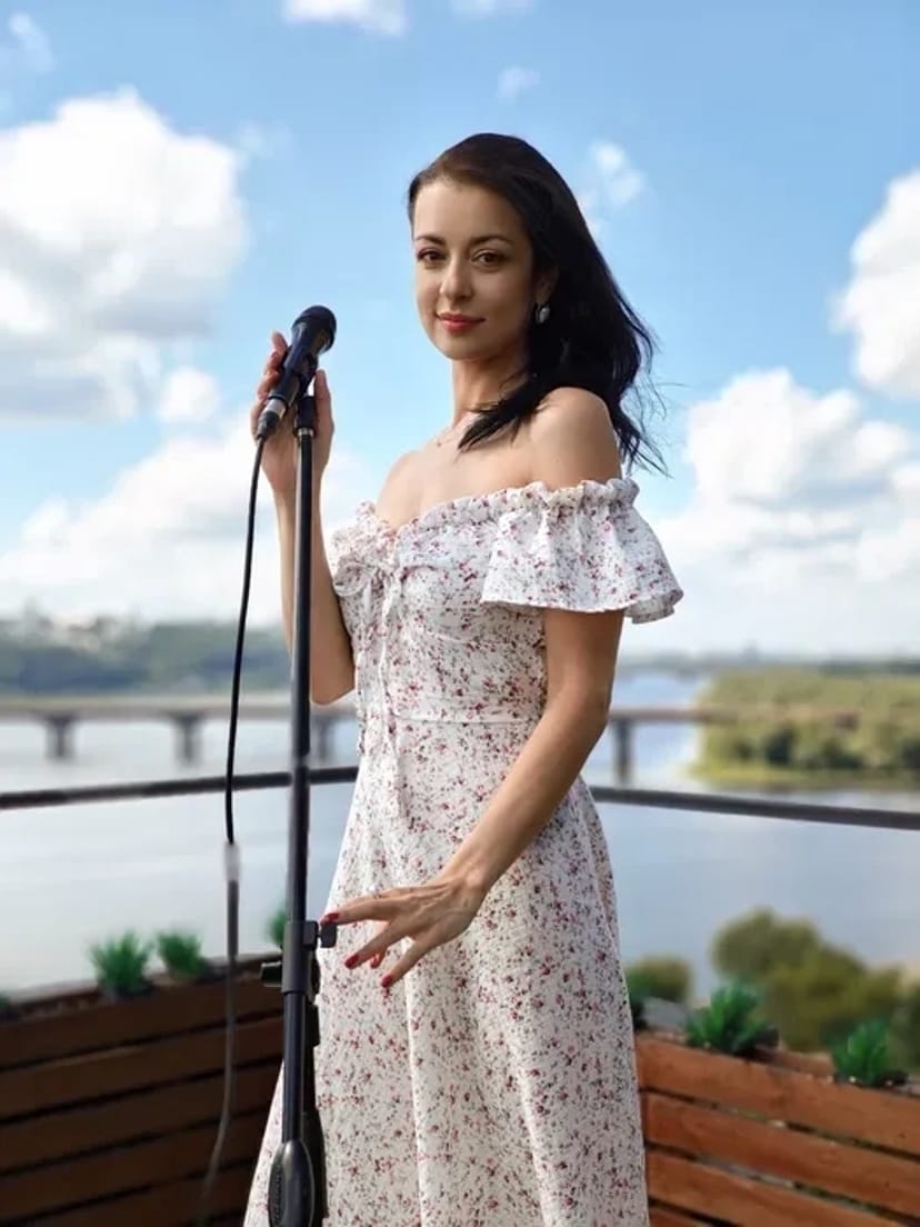 Вишуканий музичний супровід свята: професійна вокалістка та живий звук