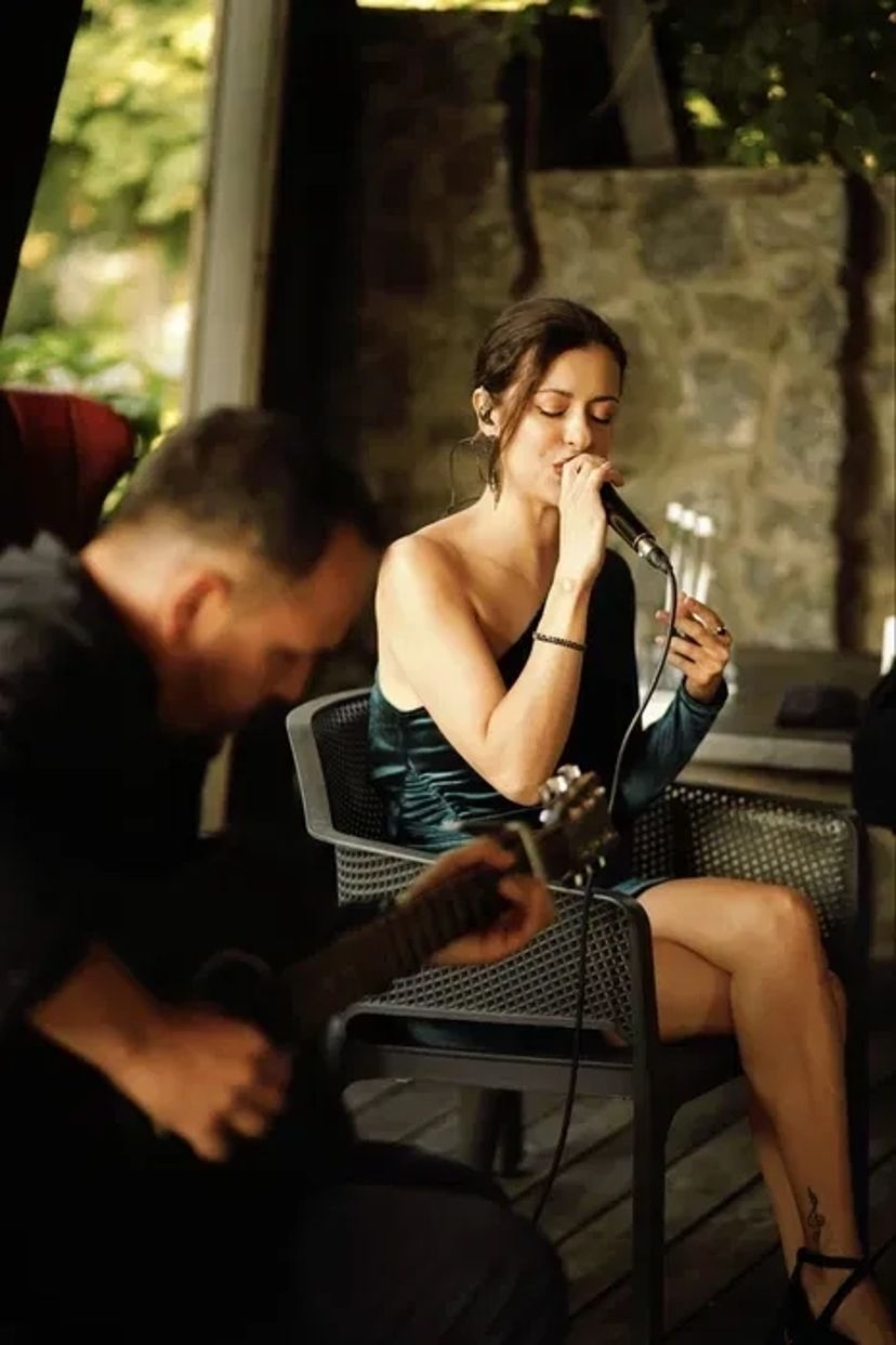 Вишуканий музичний супровід свята: професійна вокалістка та живий звук