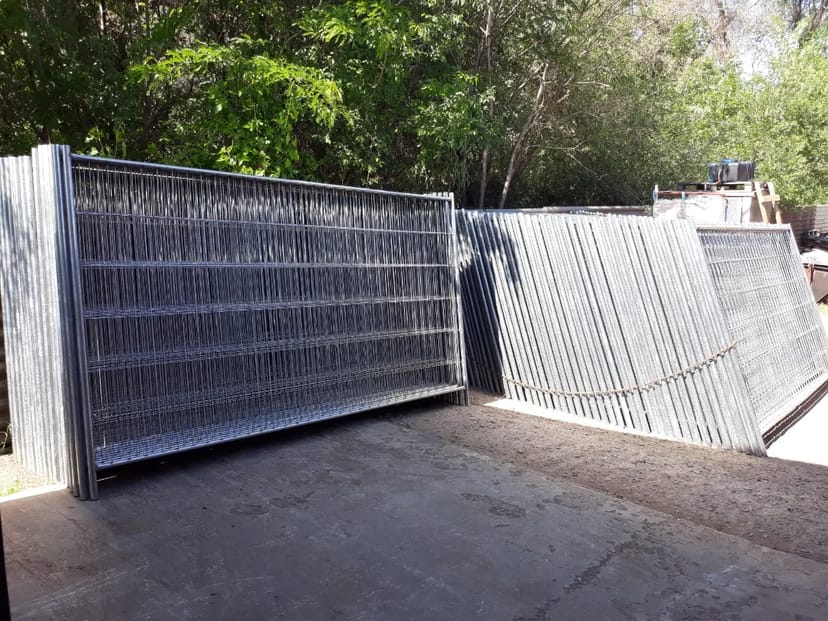 Виготовлення тимчасових будівельних огорож. Переносні тимчасові огорожі на бетонних блоках для організації місць проведення будівельних робіт