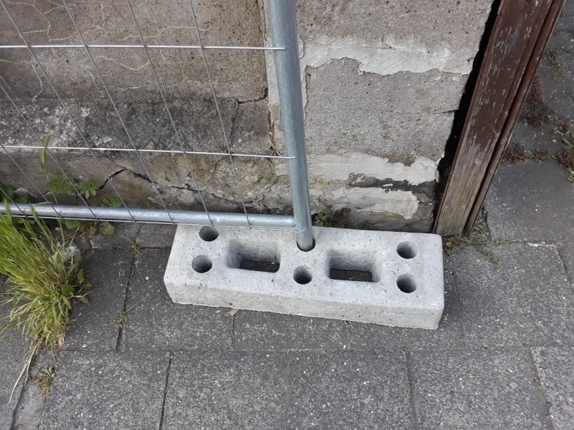 Виготовлення тимчасових будівельних огорож. Переносні тимчасові огорожі на бетонних блоках для організації місць проведення будівельних робіт