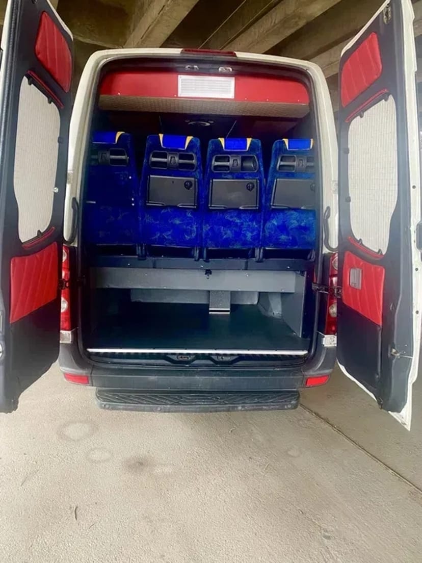 Замовлення автобуса та пасажирські перевезення з досвідченим водієм