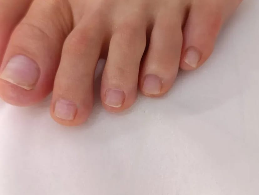 Манікюр, Педикюр та Ламінування Вій: Професійний Догляд за Вашою Красою в Одному Місці!