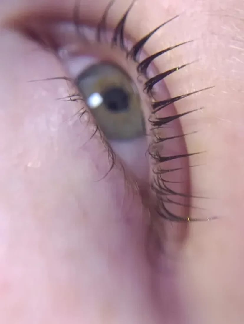 Манікюр, Педикюр та Ламінування Вій: Професійний Догляд за Вашою Красою в Одному Місці!