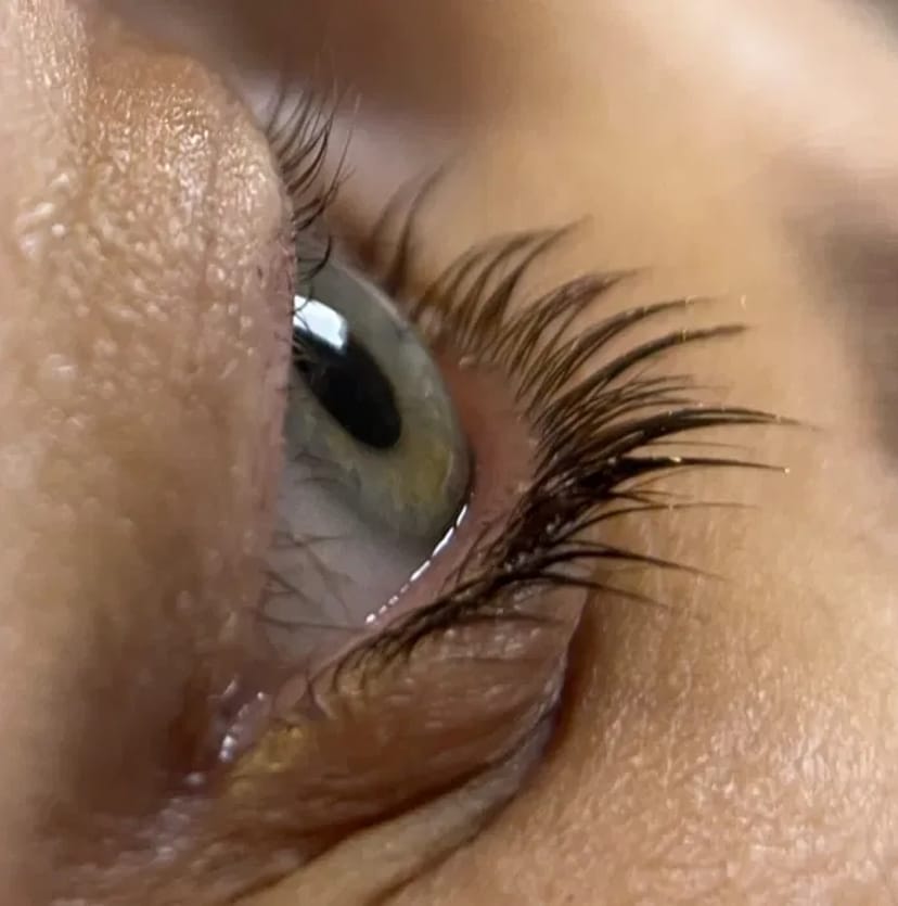 Манікюр, Педикюр та Ламінування Вій: Професійний Догляд за Вашою Красою в Одному Місці!