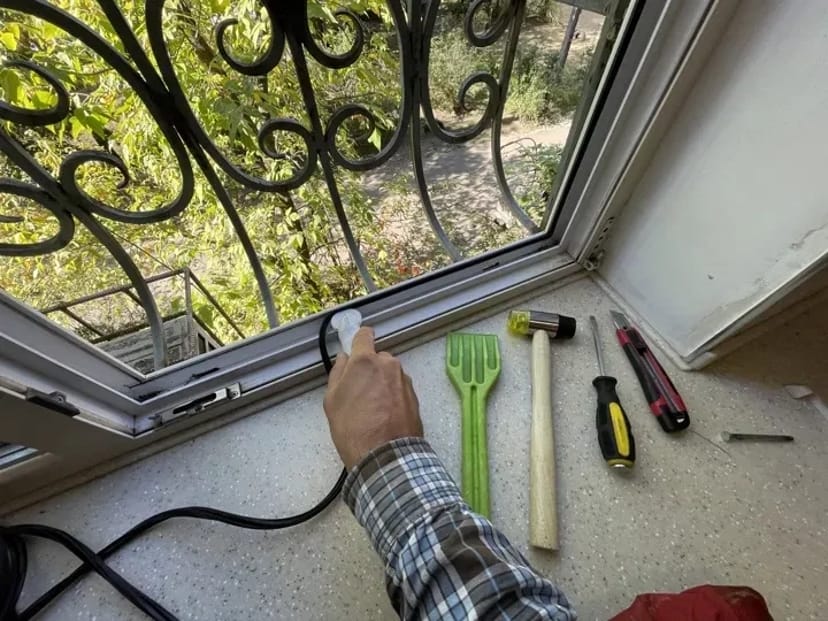Ремонт вікон, дверей та захисних ролетів будь-якої складності