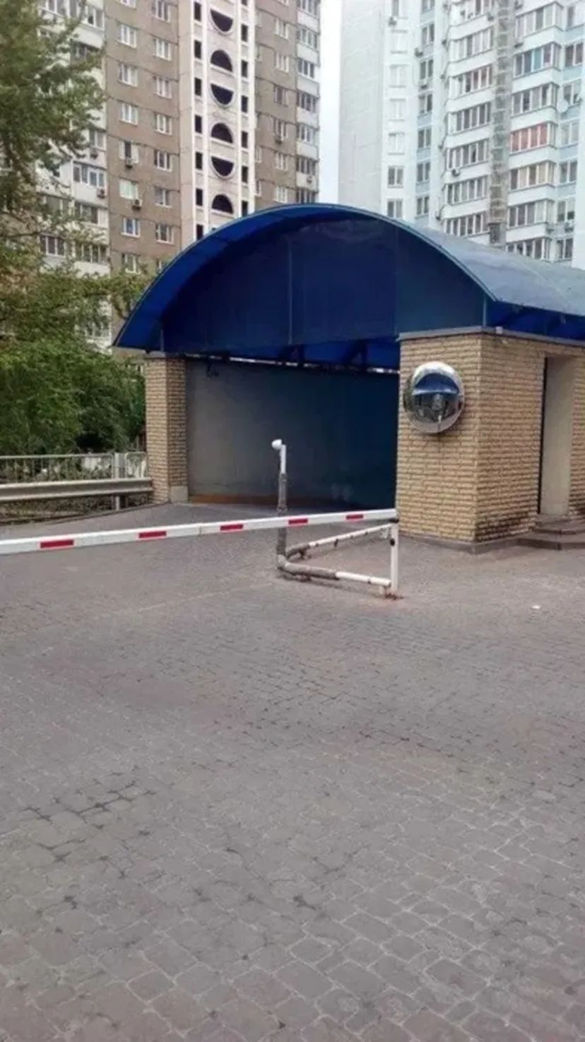 Зручне паркомісце в підземному паркінгу
