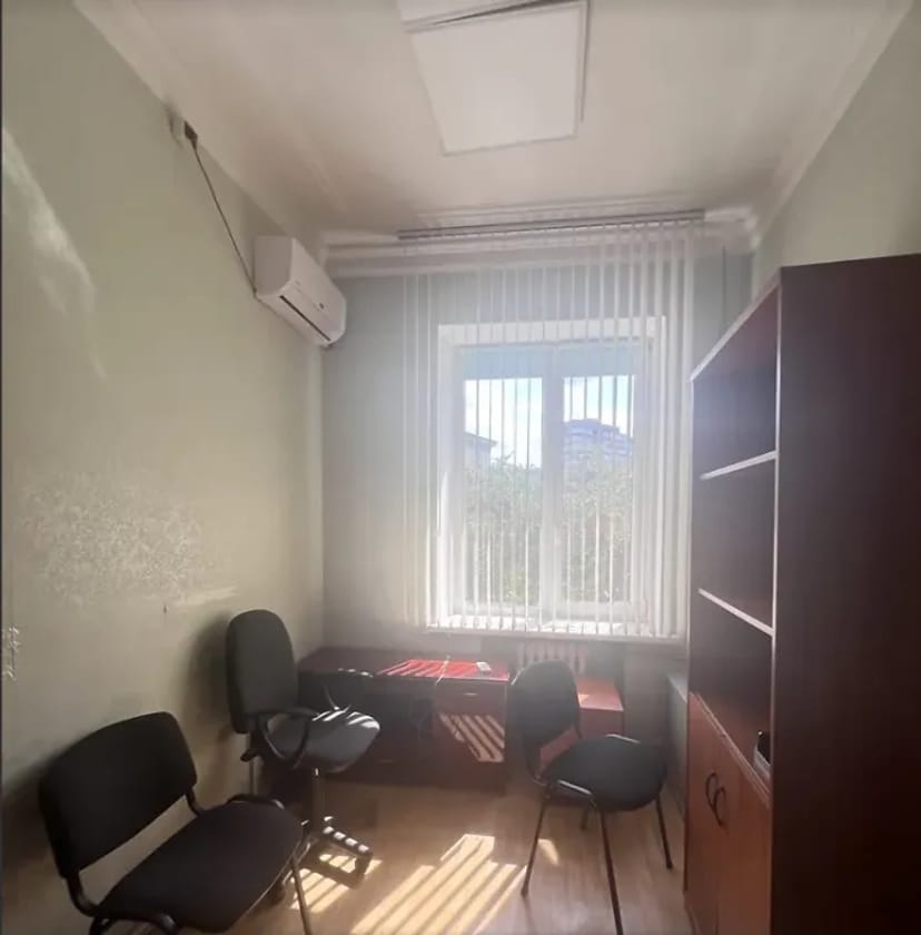 Офісне приміщення на вул. Центральна 2/4, приміщень - 18, поверх - 2