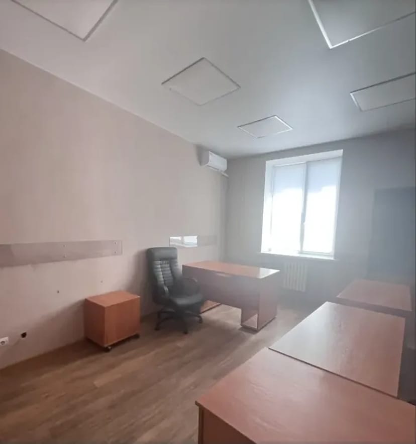 Офісне приміщення на вул. Центральна 2/4, приміщень - 18, поверх - 2